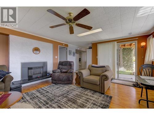 5868 Macgregor Road, Peachland, BC - Indoor Photo Showing Living Room With Fireplace