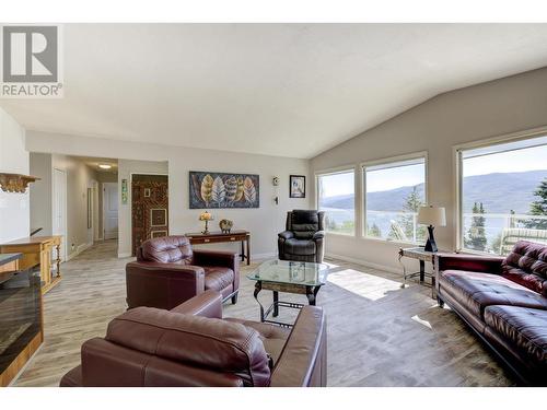 5868 Macgregor Road, Peachland, BC - Indoor Photo Showing Living Room