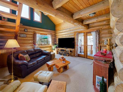 2604 Big Bend Highway, Golden, BC - Indoor Photo Showing Living Room