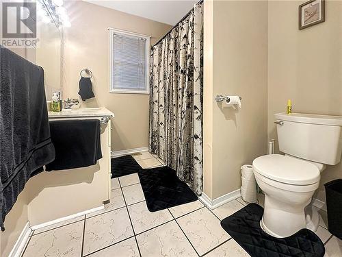 Main Floor Bath - 141 Hincks Avenue W, Renfrew, ON - Indoor Photo Showing Bathroom