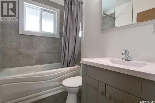 1045 Stadacona Street W, Moose Jaw, SK - Indoor Photo Showing Bathroom