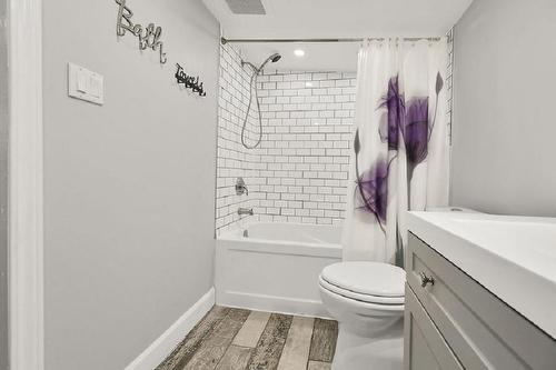 403 Mud Street E, Stoney Creek, ON - Indoor Photo Showing Bathroom