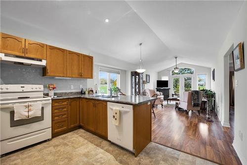 7 Sunnydale Court, Smithville, ON - Indoor Photo Showing Kitchen With Double Sink