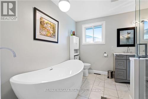 111 Sherman Dr, St. Catharines, ON - Indoor Photo Showing Bathroom