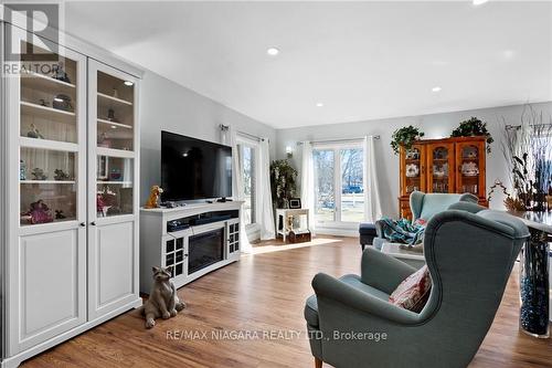 111 Sherman Drive, St. Catharines, ON - Indoor Photo Showing Living Room