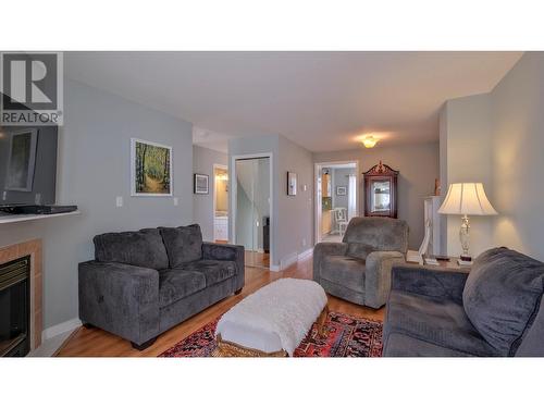 3153 Paris Street Unit# 152, Penticton, BC - Indoor Photo Showing Living Room