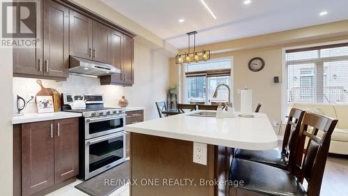 213 Wisteria Way, Oakville, ON - Indoor Photo Showing Kitchen With Upgraded Kitchen