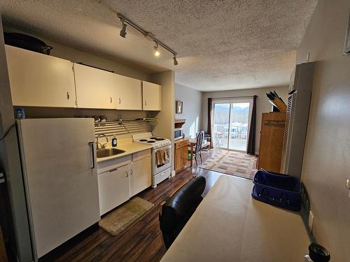 E52 - 100 Red Cedar Drive, Sparwood, BC - Indoor Photo Showing Kitchen