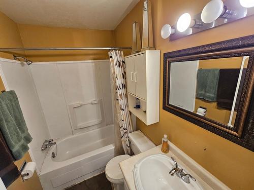 E52 - 100 Red Cedar Drive, Sparwood, BC - Indoor Photo Showing Bathroom
