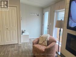 Main entrance with large coat closet - 