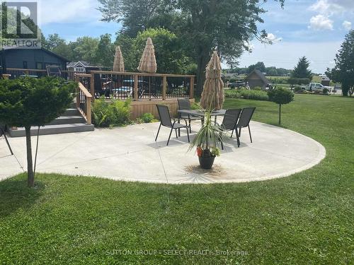 Seating by the pool - 55 - 22790 Amiens Road, Middlesex Centre (Komoka), ON - Outdoor