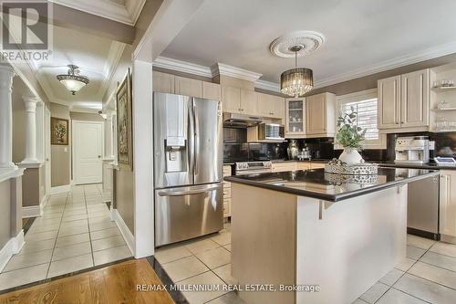 10 Royal Springs Crescent, Brampton, ON - Indoor Photo Showing Kitchen