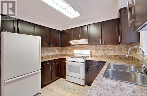 2644 Kinnerton Cres, Mississauga, ON - Indoor Photo Showing Kitchen With Double Sink