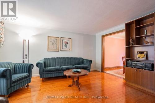1516 Lawrence Ave W, Toronto, ON - Indoor Photo Showing Living Room