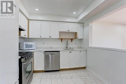 39 Caruso Dr, Brampton, ON - Indoor Photo Showing Kitchen