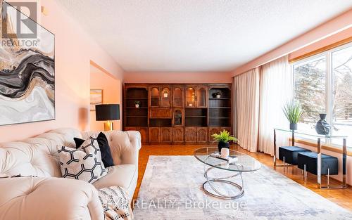 1638 Chester Dr, Caledon, ON - Indoor Photo Showing Living Room