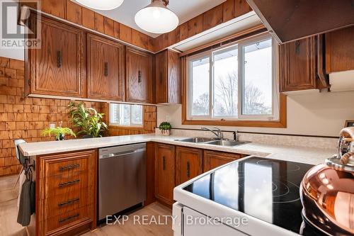 1638 Chester Dr, Caledon, ON - Indoor Photo Showing Kitchen With Double Sink