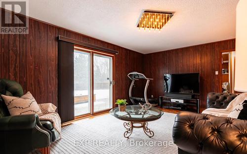 1638 Chester Drive, Caledon, ON - Indoor Photo Showing Living Room