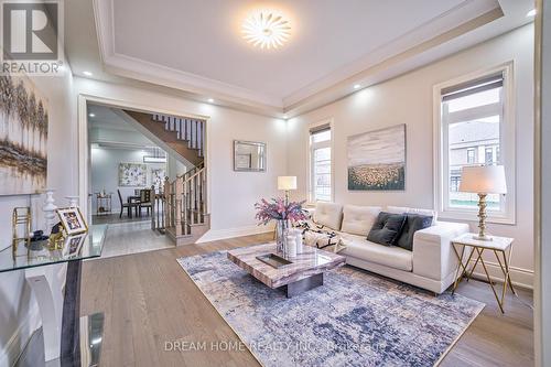 220 Wesmina Avenue, Whitchurch-Stouffville, ON - Indoor Photo Showing Living Room
