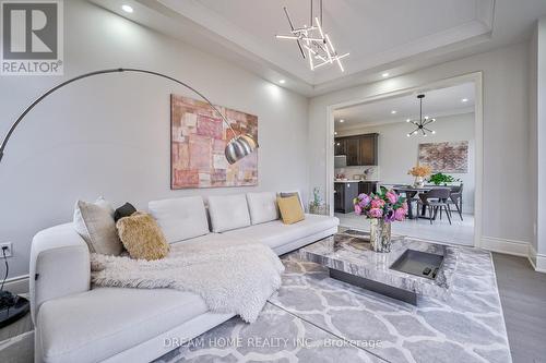 220 Wesmina Avenue, Whitchurch-Stouffville, ON - Indoor Photo Showing Living Room