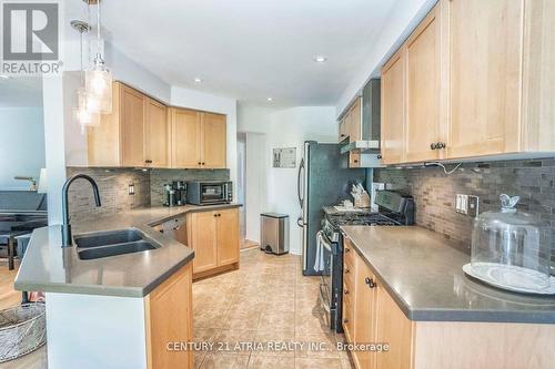63 Mallard Marsh Cres, Richmond Hill, ON - Indoor Photo Showing Kitchen With Double Sink