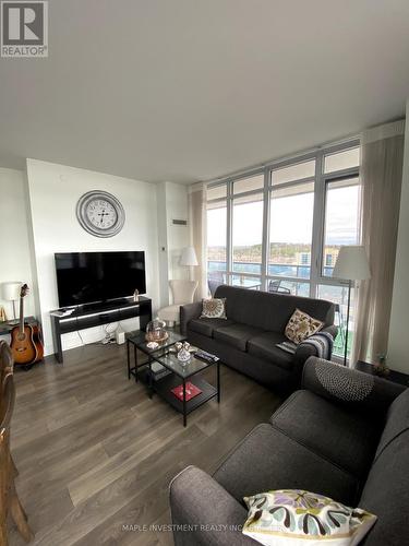 #1521 -9471 Yonge St, Richmond Hill, ON - Indoor Photo Showing Living Room