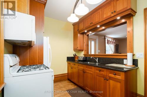 929 Yonge Street, Barrie, ON - Indoor Photo Showing Laundry Room