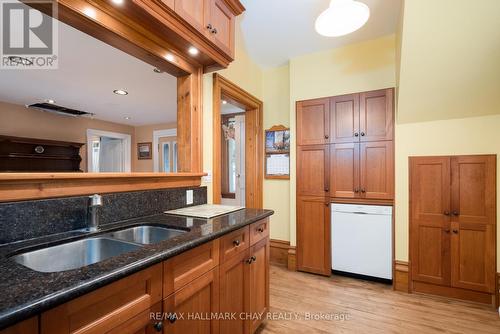 929 Yonge St, Barrie, ON - Indoor Photo Showing Kitchen With Double Sink