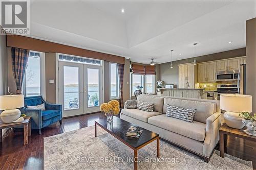 491 Aberdeen Blvd, Midland, ON - Indoor Photo Showing Living Room
