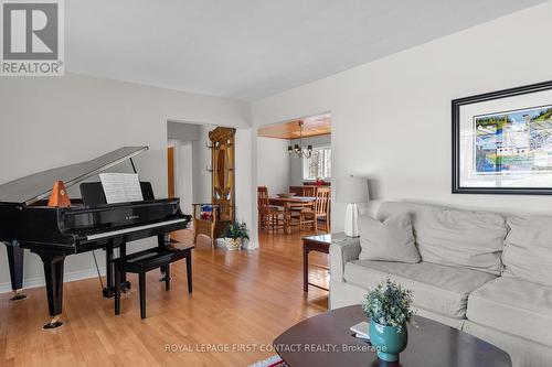27 Shirley Ave, Barrie, ON - Indoor Photo Showing Living Room