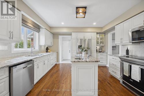 22 Campbell Dr, Uxbridge, ON - Indoor Photo Showing Kitchen With Upgraded Kitchen