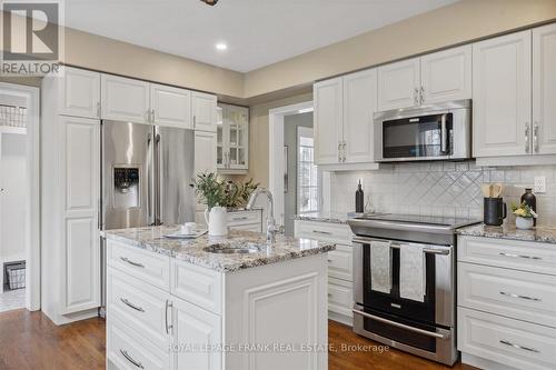 22 Campbell Dr, Uxbridge, ON - Indoor Photo Showing Kitchen With Upgraded Kitchen