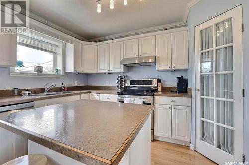 670 Athabasca Street E, Moose Jaw, SK - Indoor Photo Showing Kitchen With Double Sink