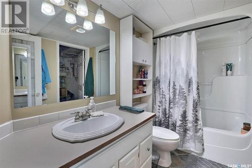670 Athabasca Street E, Moose Jaw, SK - Indoor Photo Showing Bathroom