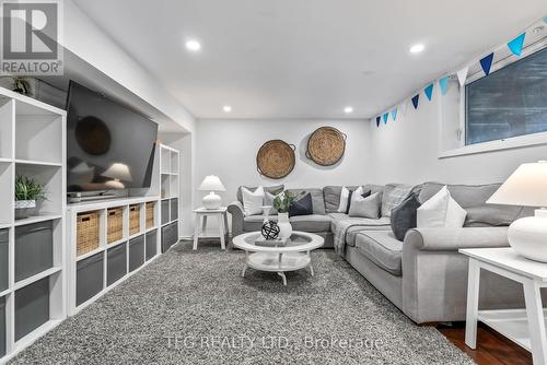 20 Hillcrest Lane, Clarington, ON - Indoor Photo Showing Living Room