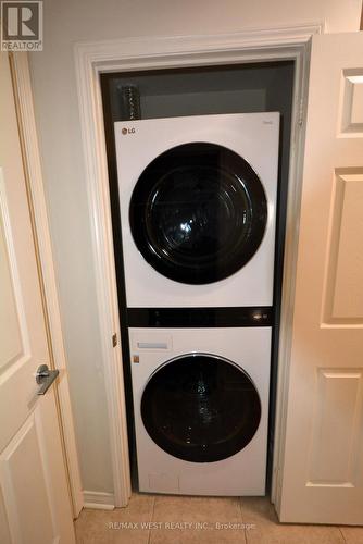 #107 -455 Rosewell Ave, Toronto, ON - Indoor Photo Showing Laundry Room