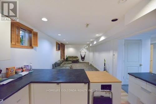 10 Somerset Crescent E, Richmond Hill, ON - Indoor Photo Showing Kitchen
