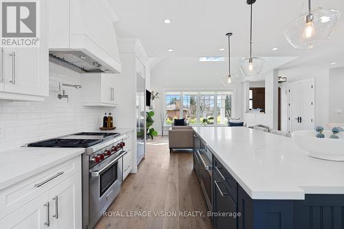 373 Sugar Maple Lane, Richmond Hill, ON - Indoor Photo Showing Kitchen With Upgraded Kitchen