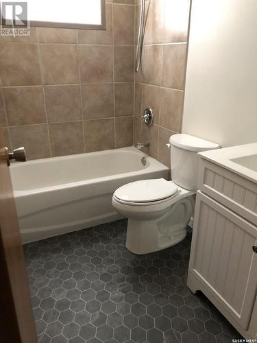 71 Betts Avenue, Yorkton, SK - Indoor Photo Showing Bathroom