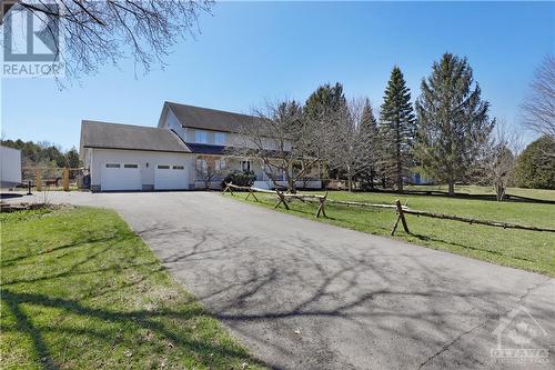 8286 Rodney Farm Drive, Metcalfe, ON - Outdoor