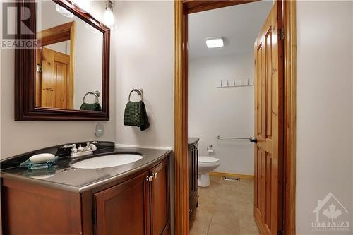 8286 Rodney Farm Drive, Metcalfe, ON - Indoor Photo Showing Bathroom