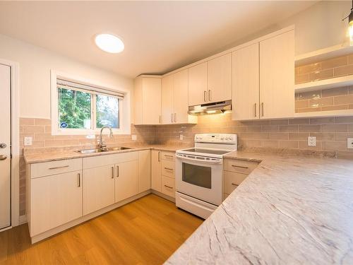 3745 Elworthy Pl, Nanaimo, BC - Indoor Photo Showing Kitchen With Double Sink