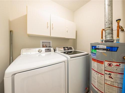 3745 Elworthy Pl, Nanaimo, BC - Indoor Photo Showing Laundry Room