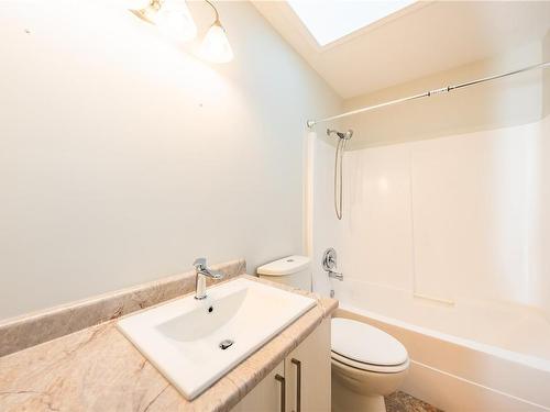 3745 Elworthy Pl, Nanaimo, BC - Indoor Photo Showing Bathroom