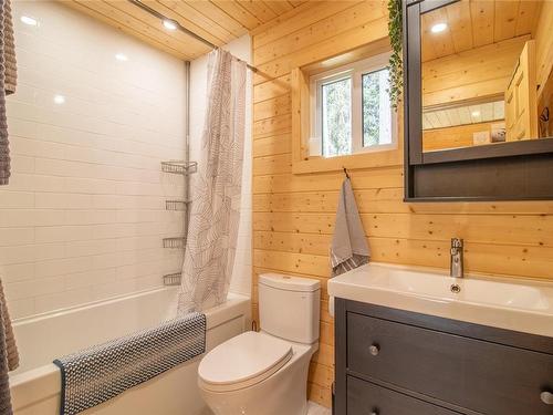 2793 Schooner Way, Pender Island, BC - Indoor Photo Showing Bathroom