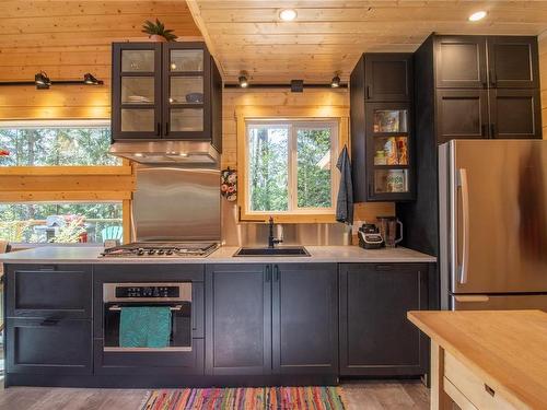 2793 Schooner Way, Pender Island, BC - Indoor Photo Showing Kitchen