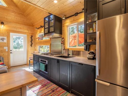 2793 Schooner Way, Pender Island, BC - Indoor Photo Showing Kitchen