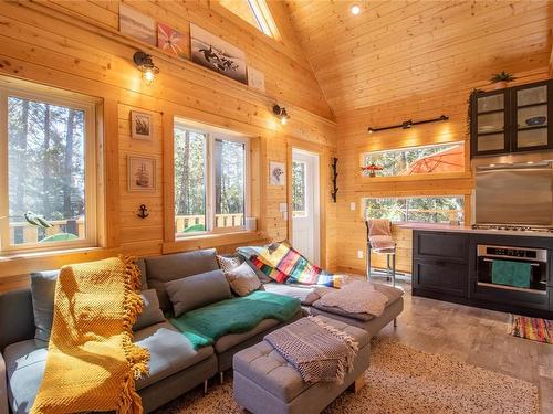 2793 Schooner Way, Pender Island, BC - Indoor Photo Showing Living Room