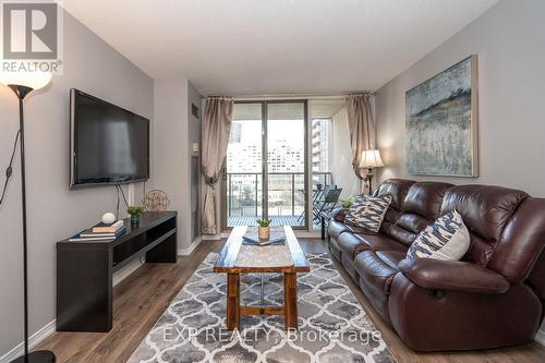902 - 750 Bay Street, Toronto, ON - Indoor Photo Showing Living Room