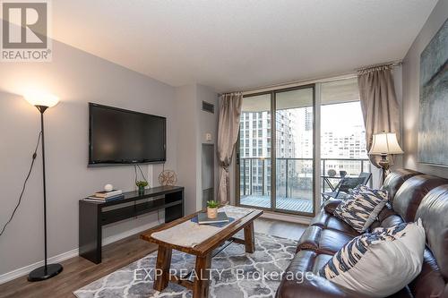 902 - 750 Bay Street, Toronto, ON - Indoor Photo Showing Living Room